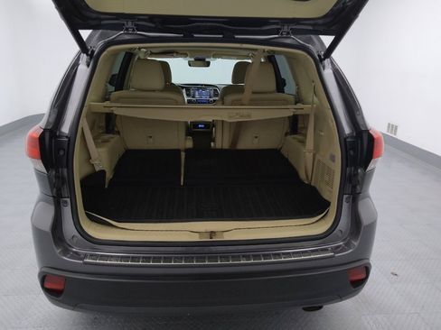 Used 2018 Toyota Highlander XLE image 29