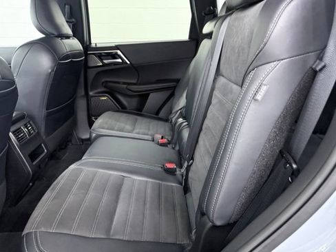 Used 2025 Mitsubishi Outlander SE FWD image 23