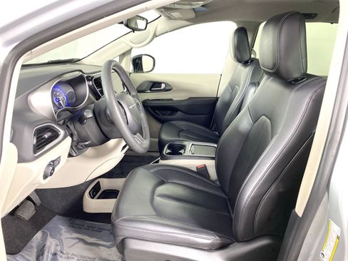 Used 2024 Chrysler Pacifica Touring-L image 15