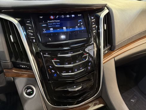 Used 2019 Cadillac Escalade ESV Premium Luxury image 19