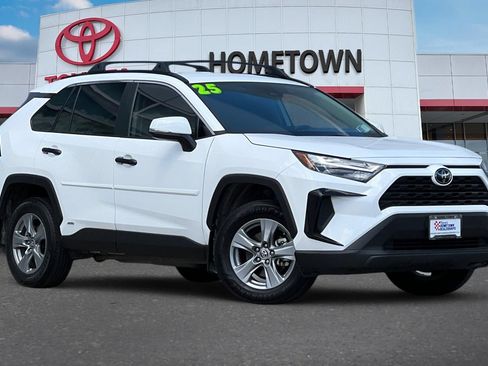 Used 2025 Toyota RAV4 XLE AWD/4WD image 2
