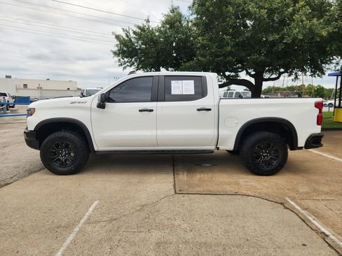 Used 2023 Chevrolet Silverado 1500 ZR2 w/ Technology Package AWD/4WD image 4