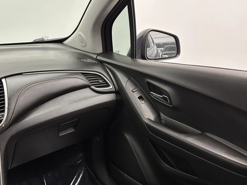 Used 2021 Chevrolet Trax LT AWD/4WD image 24