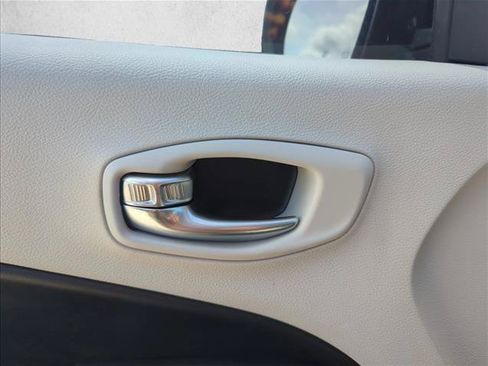 Used 2019 Jeep Compass Latitude w/ Popular Equipment Group FWD image 28