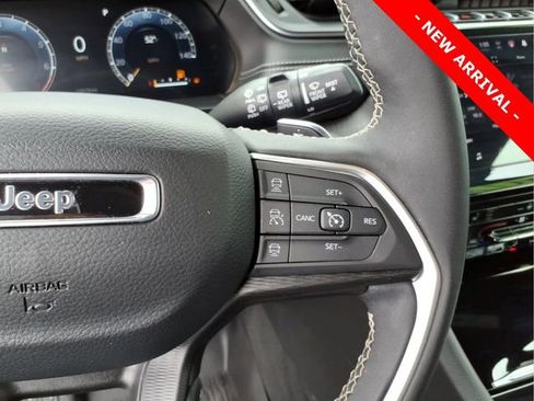 Used 2024 Jeep Grand Cherokee L Altitude AWD/4WD image 17