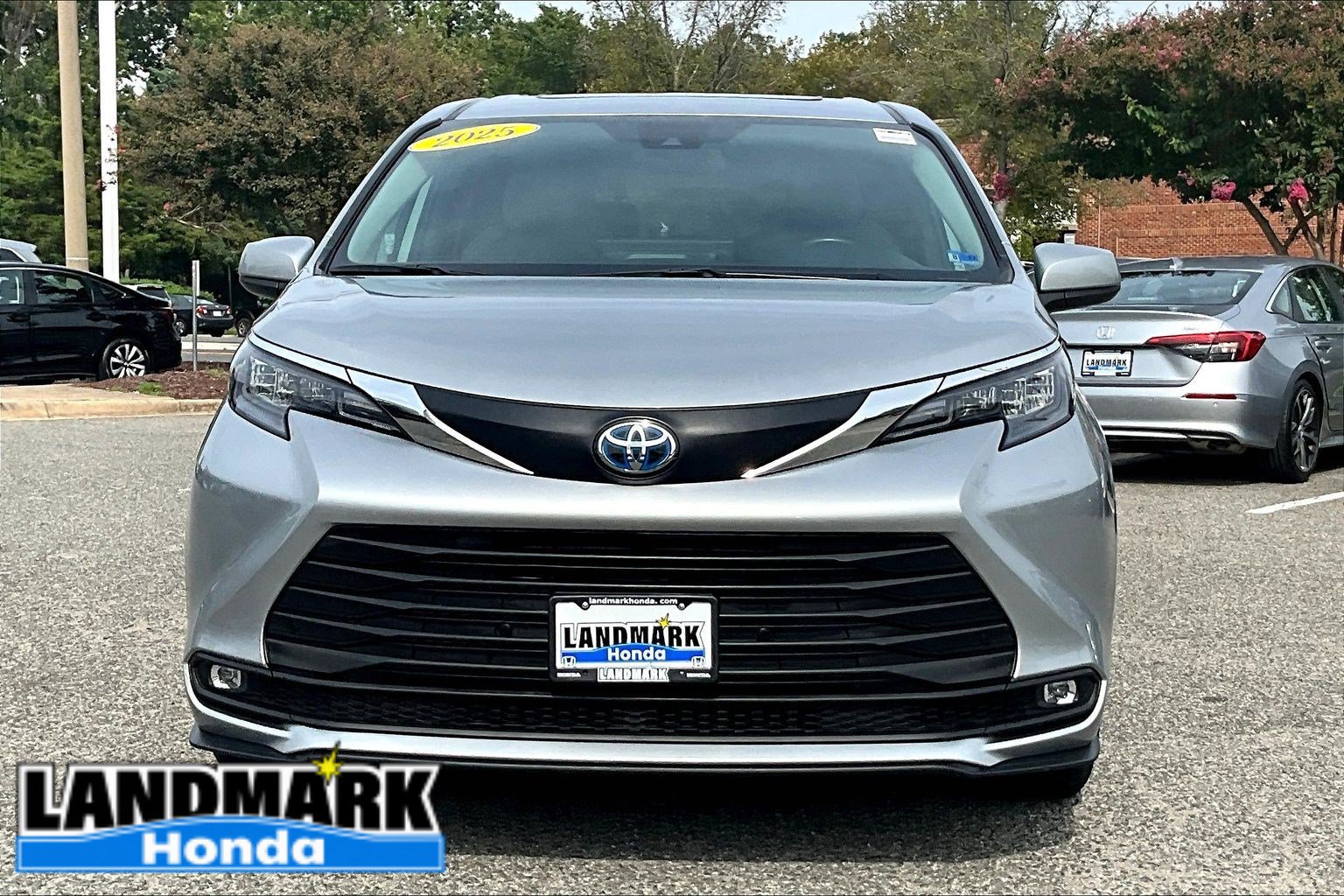 Used 2025 Toyota Sienna XLE FWD image 3
