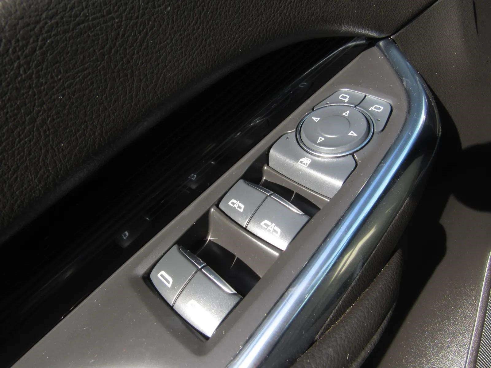 Used 2024 Cadillac XT4 Luxury w/ Cold Weather Package FWD image 21