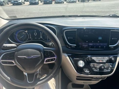 Used 2022 Chrysler Pacifica Touring-L FWD image 12