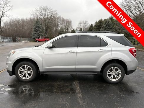 Used 2017 Chevrolet Equinox LT w/ Convenience Package image 4