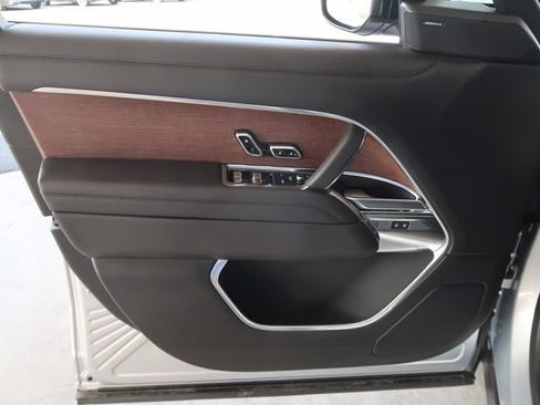 Used 2025 Land Rover Range Rover SE AWD/4WD image 19
