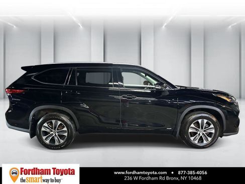 Used 2022 Toyota Highlander XLE AWD/4WD image 2