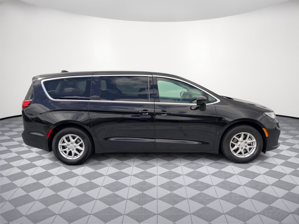 Used 2024 Chrysler Pacifica Touring-L FWD image 8