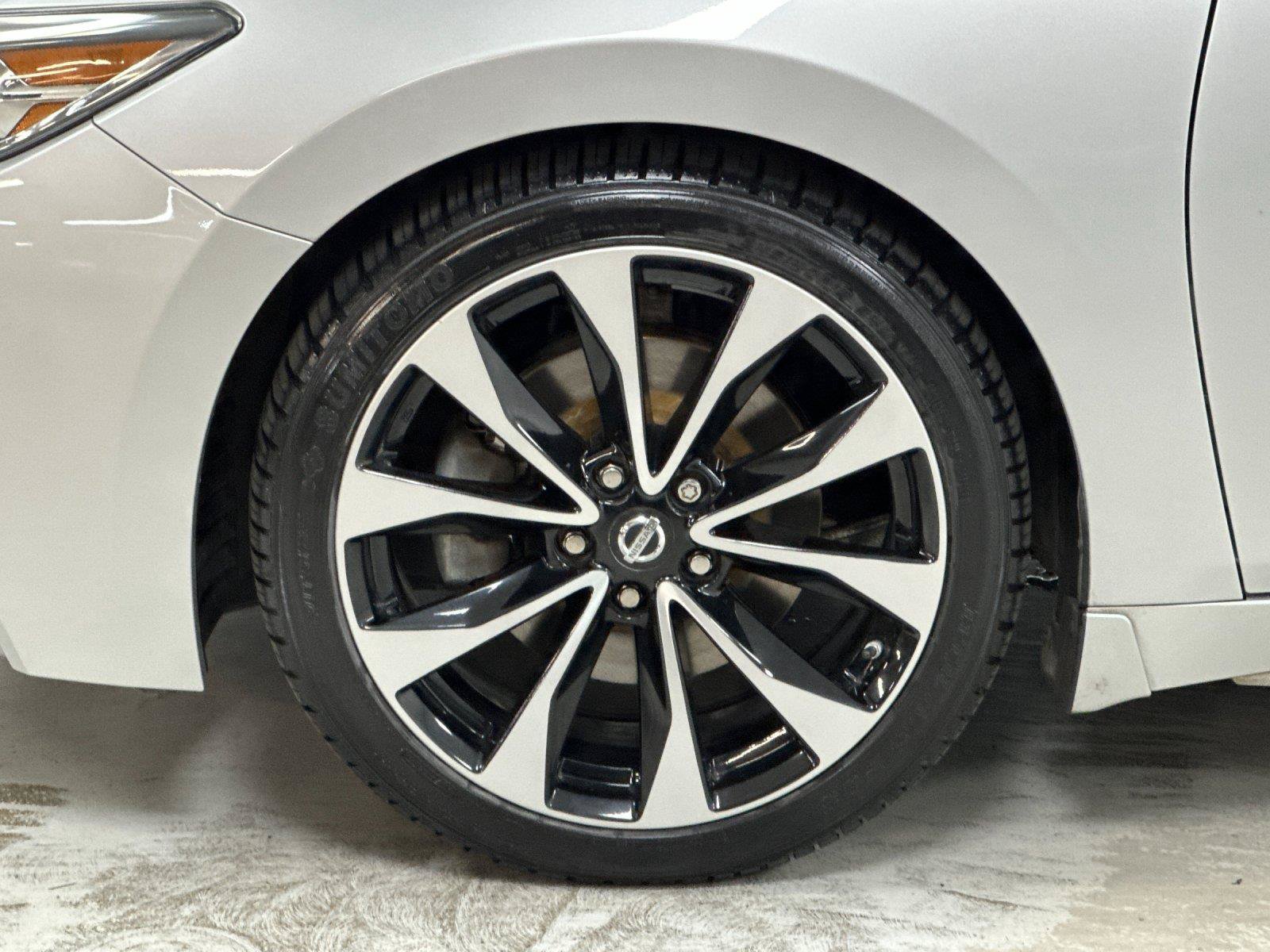 Used 2018 Nissan Maxima SR w/ Interior Lighting Package FWD image 24
