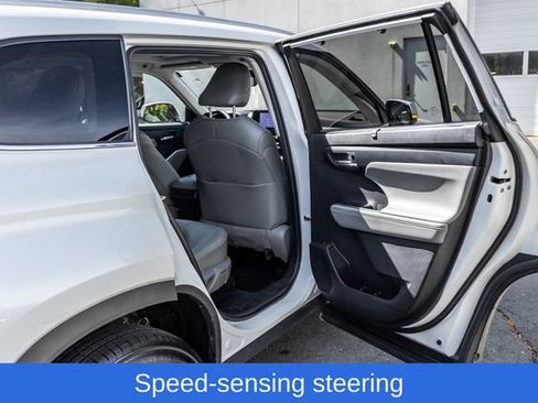 Used 2023 Toyota Highlander XLE AWD/4WD image 19