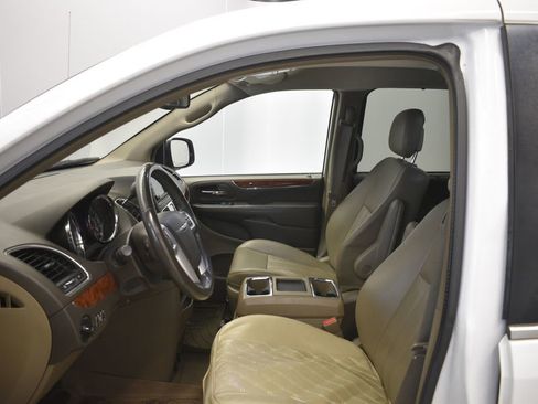 Used 2015 Chrysler Town & Country Touring w/ Driver Convenience Group image 28
