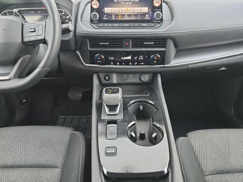 Used 2025 Nissan Rogue SV FWD image 3