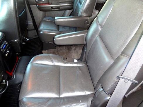 Used 2011 Cadillac Escalade Premium image 16