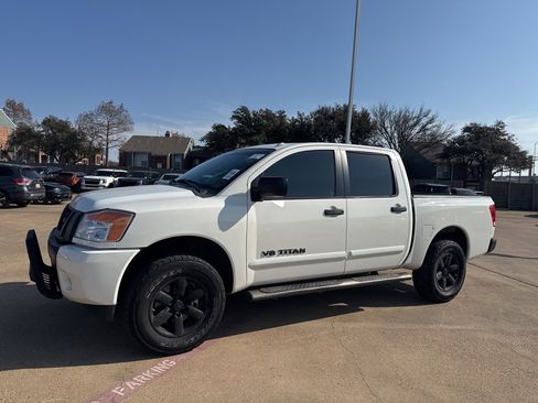 Used 2014 Nissan Titan SV w/ SV Value Truck Package image 7