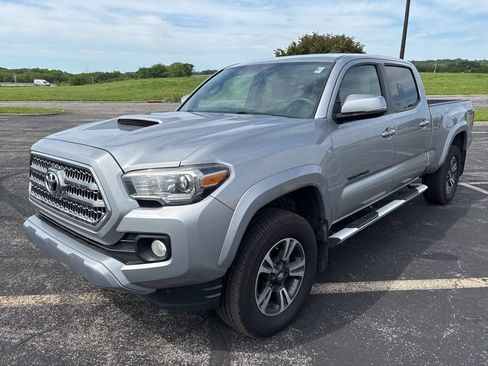 Used 2017 Toyota Tacoma TRD Sport AWD/4WD image 1