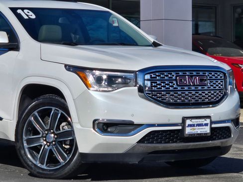 Used 2019 GMC Acadia Denali image 3
