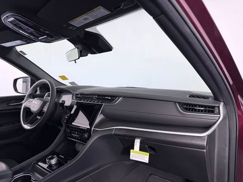 Used 2025 Jeep Grand Cherokee Laredo X image 26