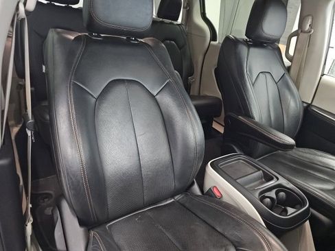Used 2020 Chrysler Pacifica Touring-L image 13