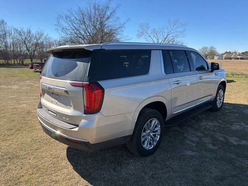 Used 2024 GMC Yukon XL SLT w/ SLT Luxury Package image 4