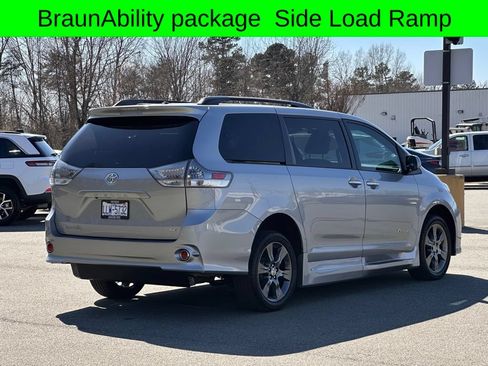 Used 2015 Toyota Sienna SE w/ SE Preferred Package FWD image 12