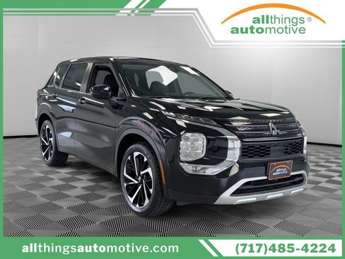 Used 2023 Mitsubishi Outlander SE image 1