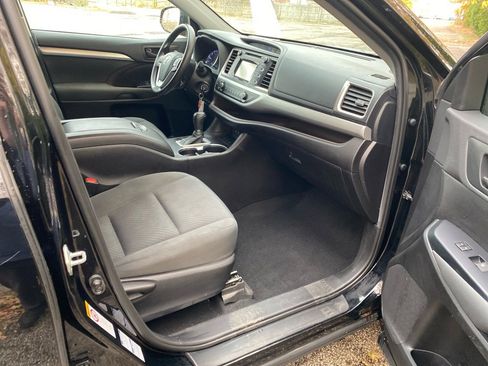 Used 2019 Toyota Highlander LE image 23