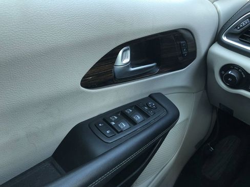 Used 2023 Chrysler Pacifica Limited FWD image 22