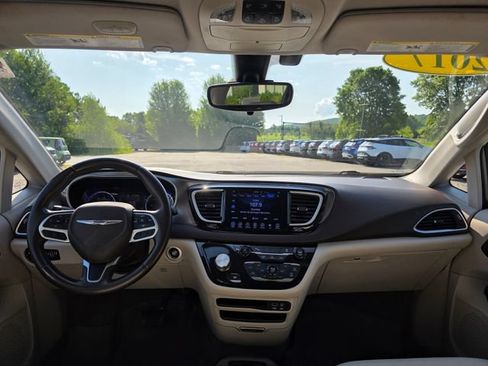Used 2017 Chrysler Pacifica Touring-L w/ Tire & Wheel Group FWD image 20