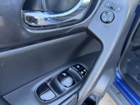 Used 2017 Nissan Rogue SV FWD image 9