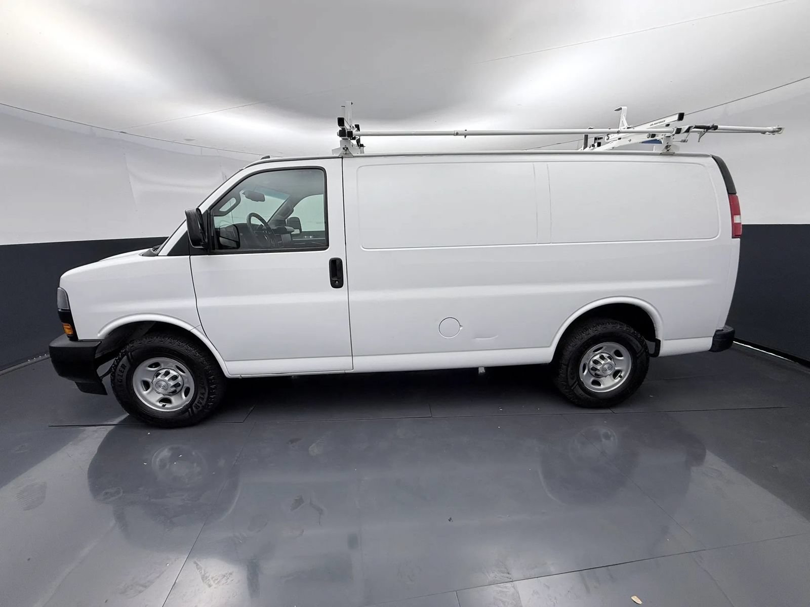 Used 2018 Chevrolet Express 3500 RWD image 5