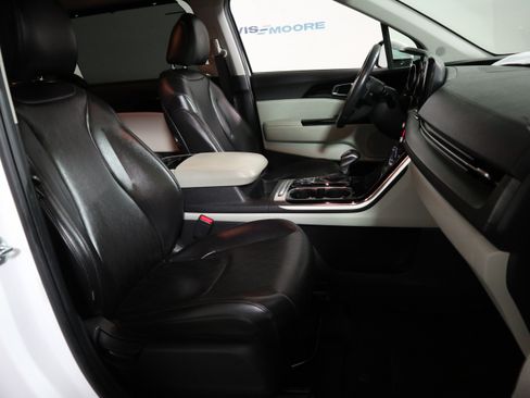 Used 2024 Kia Carnival EX FWD image 20