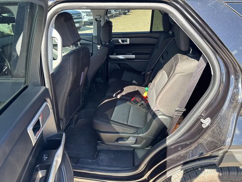 Used 2022 Ford Explorer XLT w/ Equipment Group 202A image 5