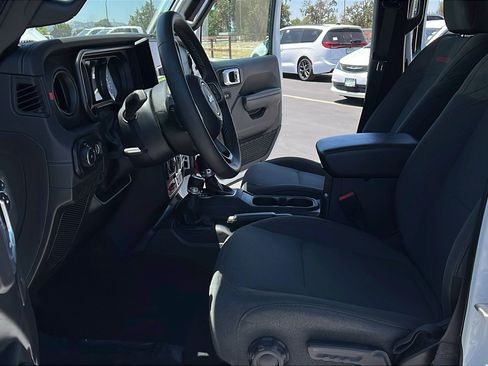 Used 2025 Jeep Wrangler Unlimited Rubicon AWD/4WD image 18