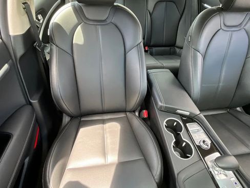 Used 2025 Genesis G70 2.5T image 25