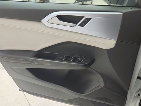 Used 2025 Volkswagen Taos SE image 17