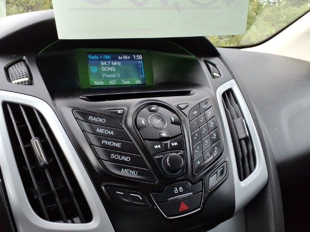 Used 2014 Ford Focus SE w/ SE Winter Package FWD image 17