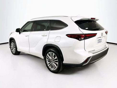 Used 2023 Toyota Highlander Platinum FWD image 4
