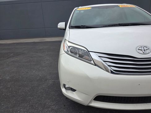Used 2017 Toyota Sienna Limited image 4