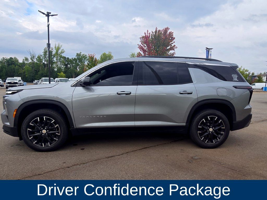 Used 2025 Chevrolet Traverse LT w/ Sun and Wheel Package FWD image 5