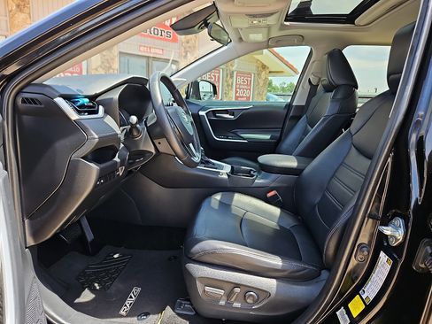 Used 2019 Toyota RAV4 XLE Premium FWD image 10