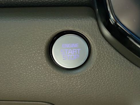 Used 2025 Kia Carnival EX FWD image 31