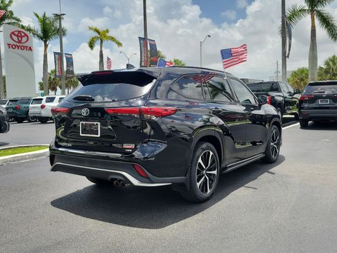 Used 2022 Toyota Highlander XSE FWD image 11