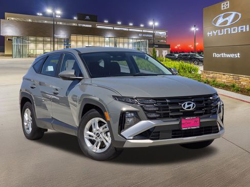 Used 2025 Hyundai Tucson SE image 3