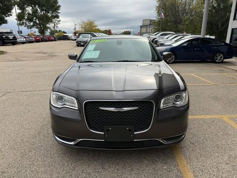Used 2016 Chrysler 300 Limited RWD image 2