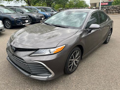 Used 2023 Toyota Camry XLE image 3