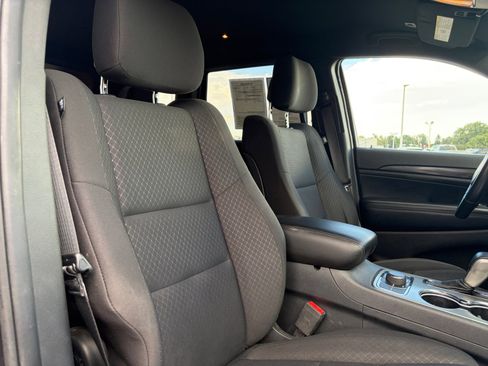 Used 2019 Jeep Grand Cherokee Laredo AWD/4WD image 31